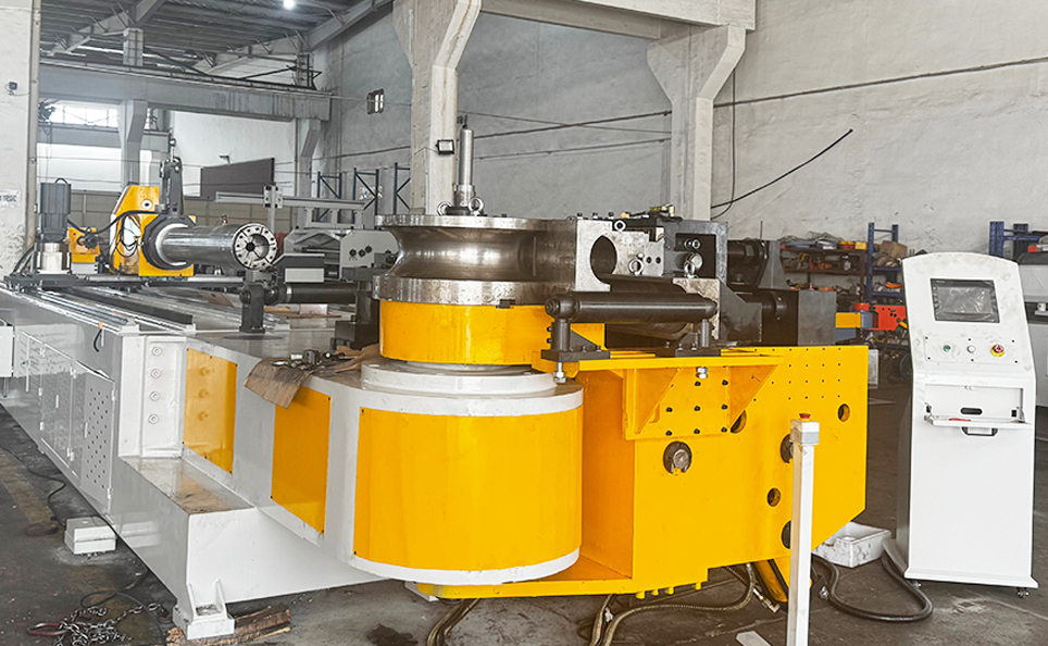 Plne automatický stroj na ohýbanie rúr CNC série L so servo-hydraulickým ovládaním