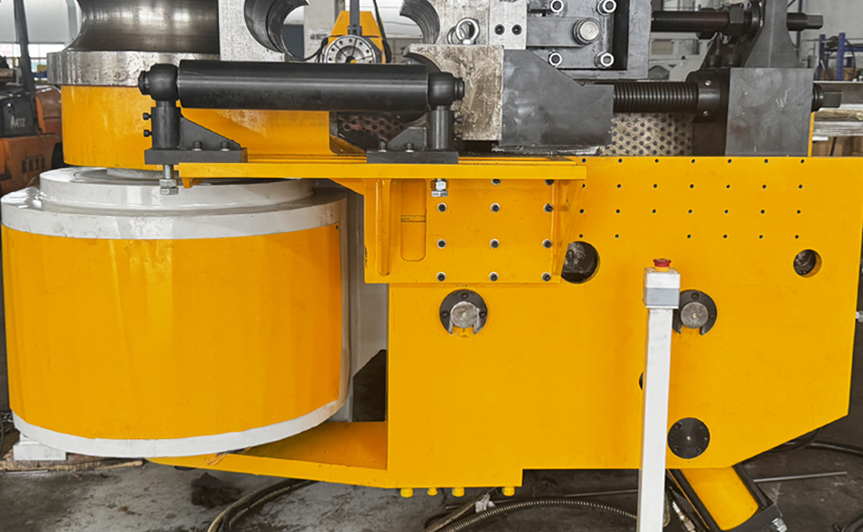 Plne automatický stroj na ohýbanie rúr CNC série L so servo-hydraulickým ovládaním