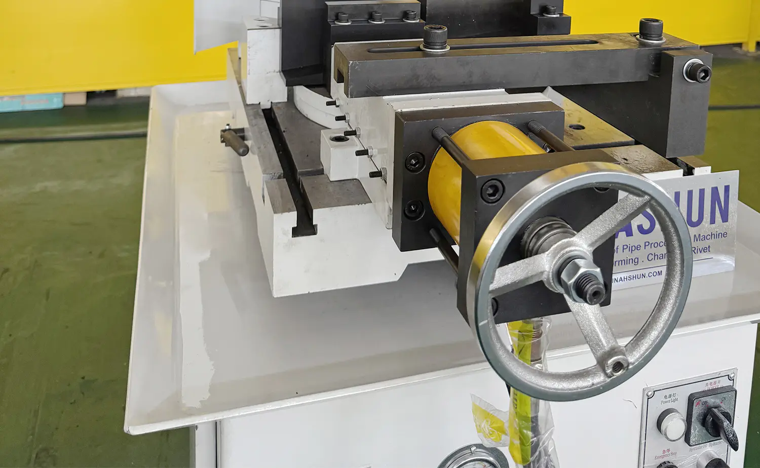 Poloautomatická hydraulická kotúčová píla na kov série V