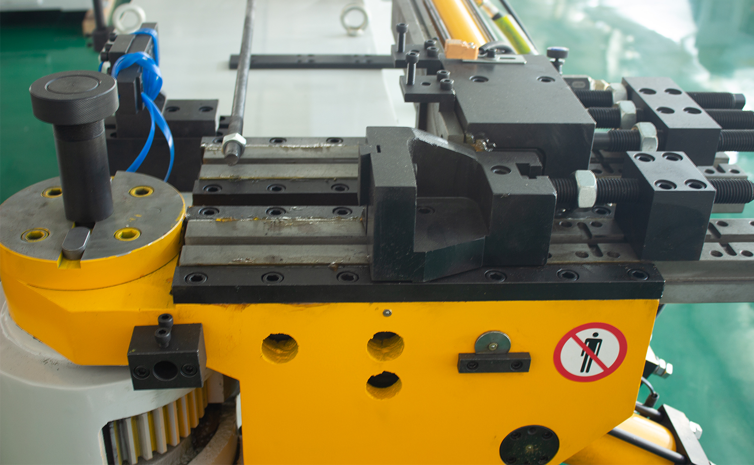 Hydraulická ohýbačka rúr s tŕňom série NC S s jednoduchým nastavením programu