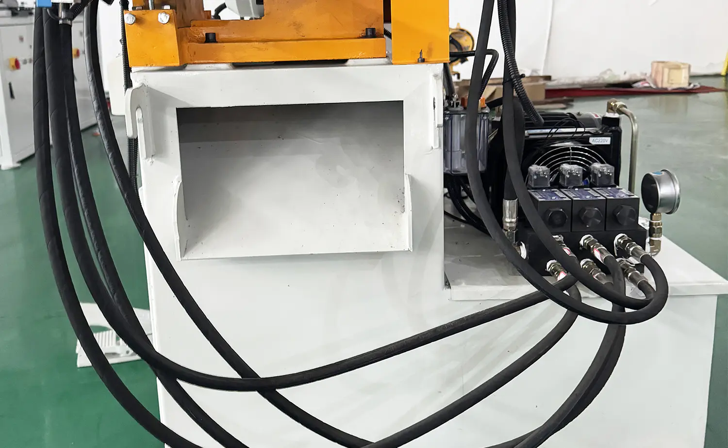 Hydraulický poloautomatický stroj na zrážanie hrán rúr radu EF PV1