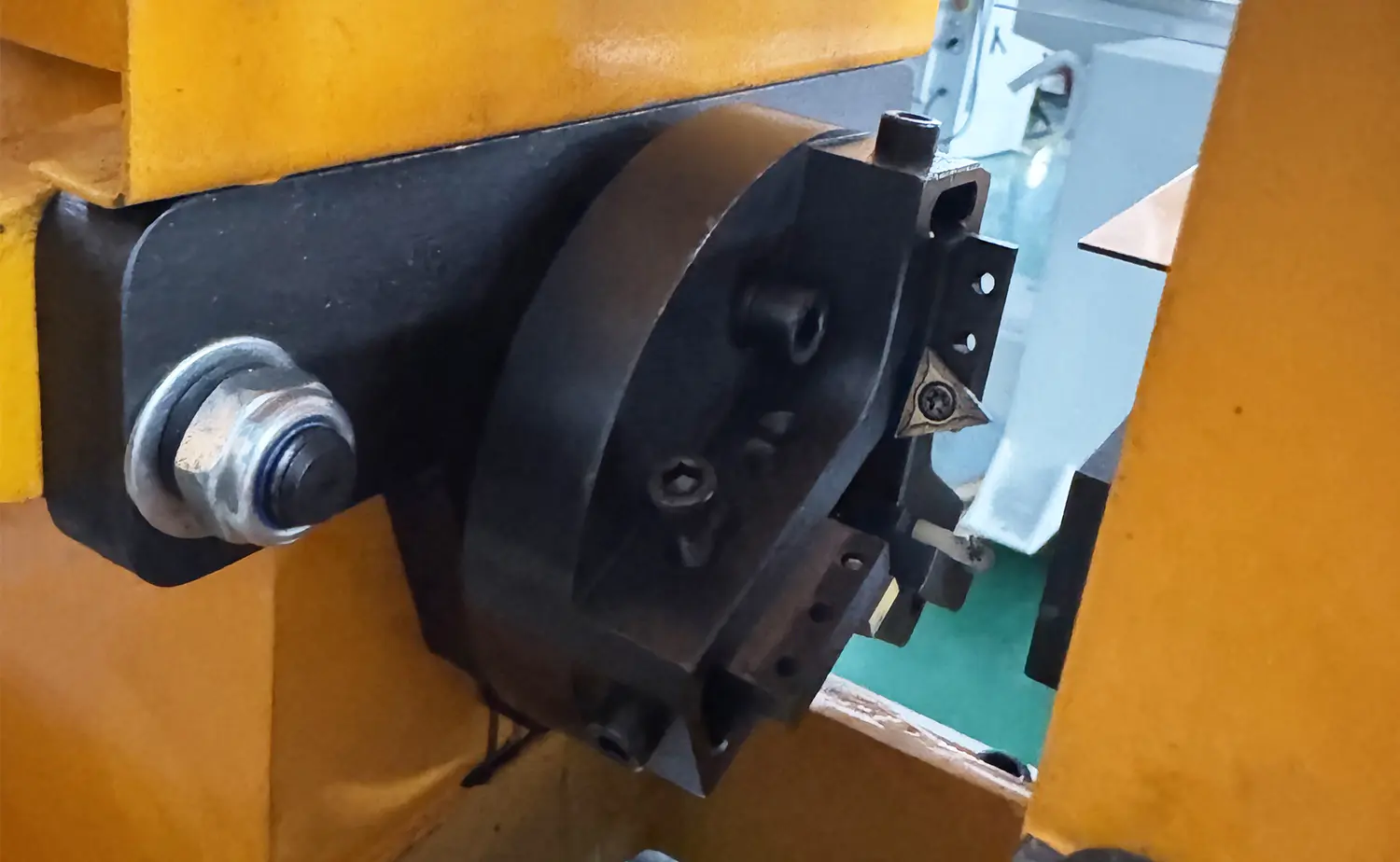 Hydraulický poloautomatický stroj na zrážanie hrán rúr radu EF PV1