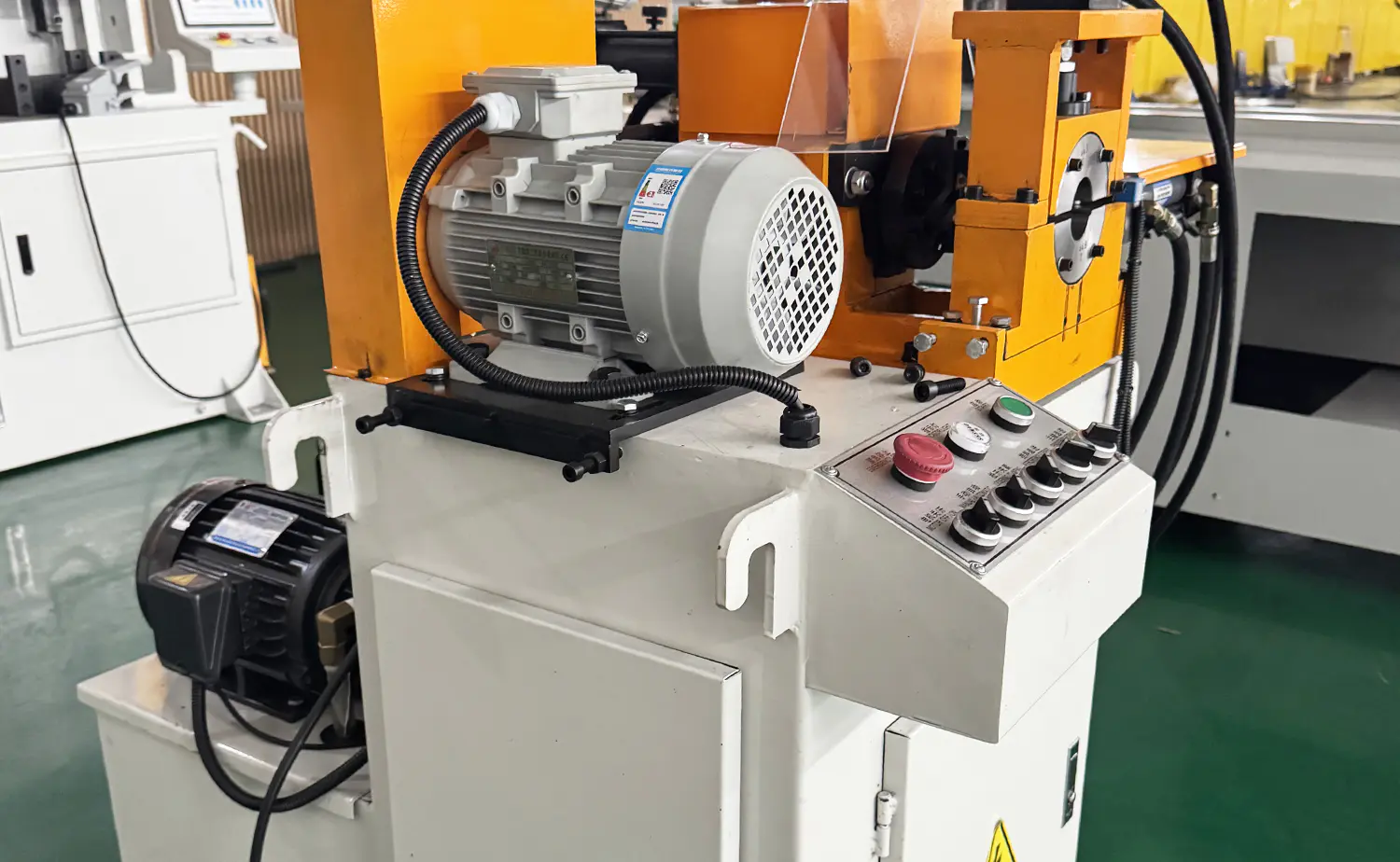 Hydraulický poloautomatický stroj na zrážanie hrán rúr radu EF PV1