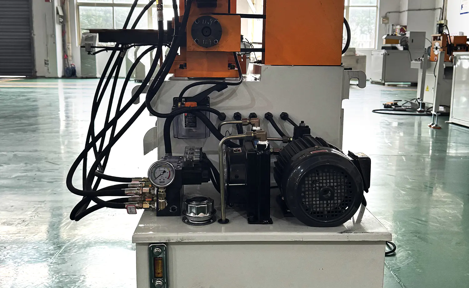 Hydraulický poloautomatický stroj na zrážanie hrán rúr radu EF PV1
