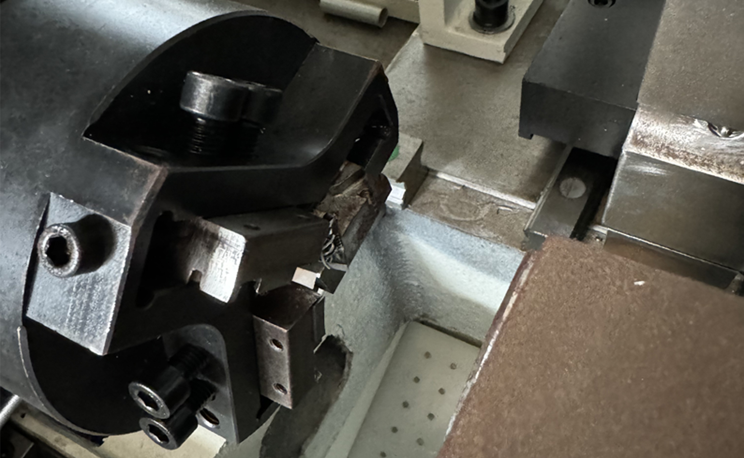Dvojhlavý stroj na zrážanie hrán s dvojitou hlavou radu DEF680CNC Dvojhlavý stroj na zrážanie hrán s dvojitou hlavou radu DEF680CNC