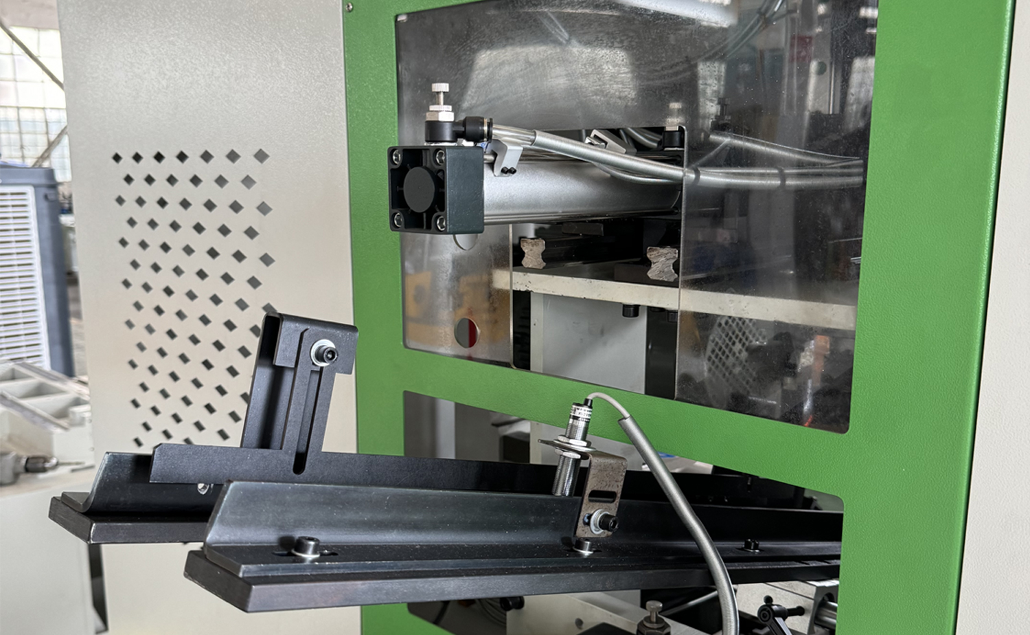 Dvojhlavý stroj na zrážanie hrán s dvojitou hlavou radu DEF680CNC Dvojhlavý stroj na zrážanie hrán s dvojitou hlavou radu DEF680CNC