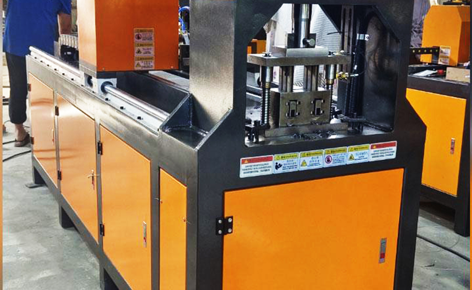 Automatický jednovalcový hydraulický dierovací stroj série CNC Automatický jednovalcový hydraulický dierovací stroj série CNC