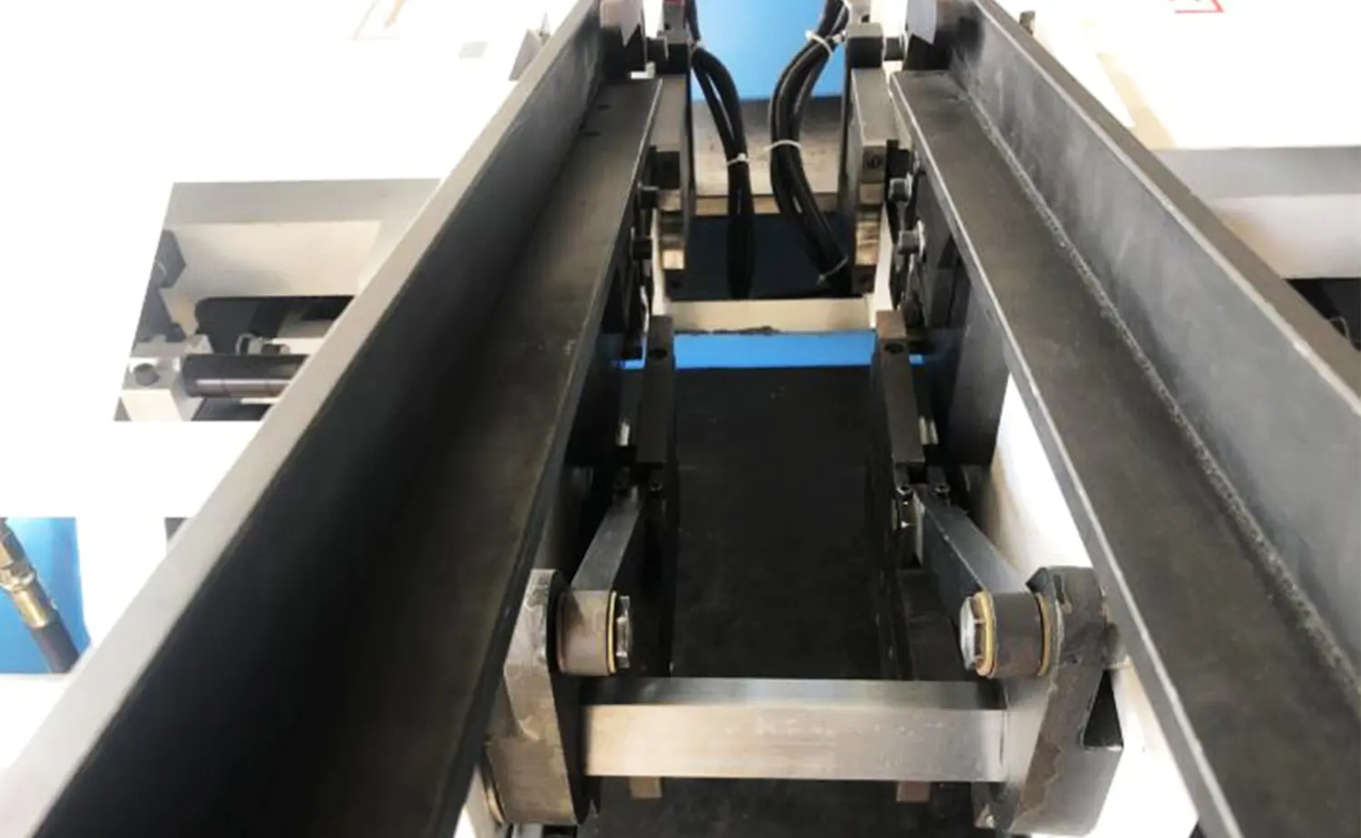 Hydraulický stroj na zrážanie hrán s dvojitou hlavou radu DEF PV