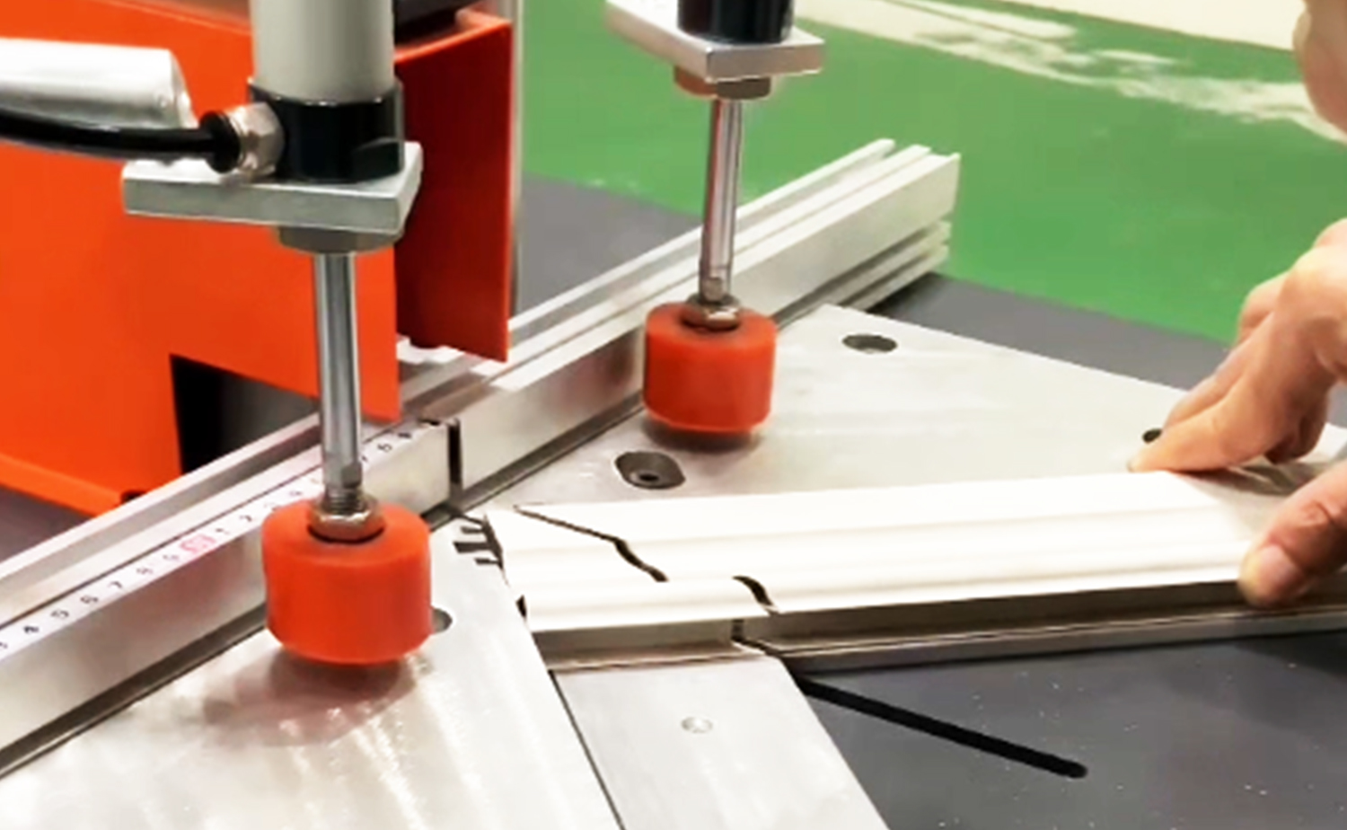 ES500 Poloautomatický stroj na rezanie hliníkových rúr s funkciou uhlového rezania
