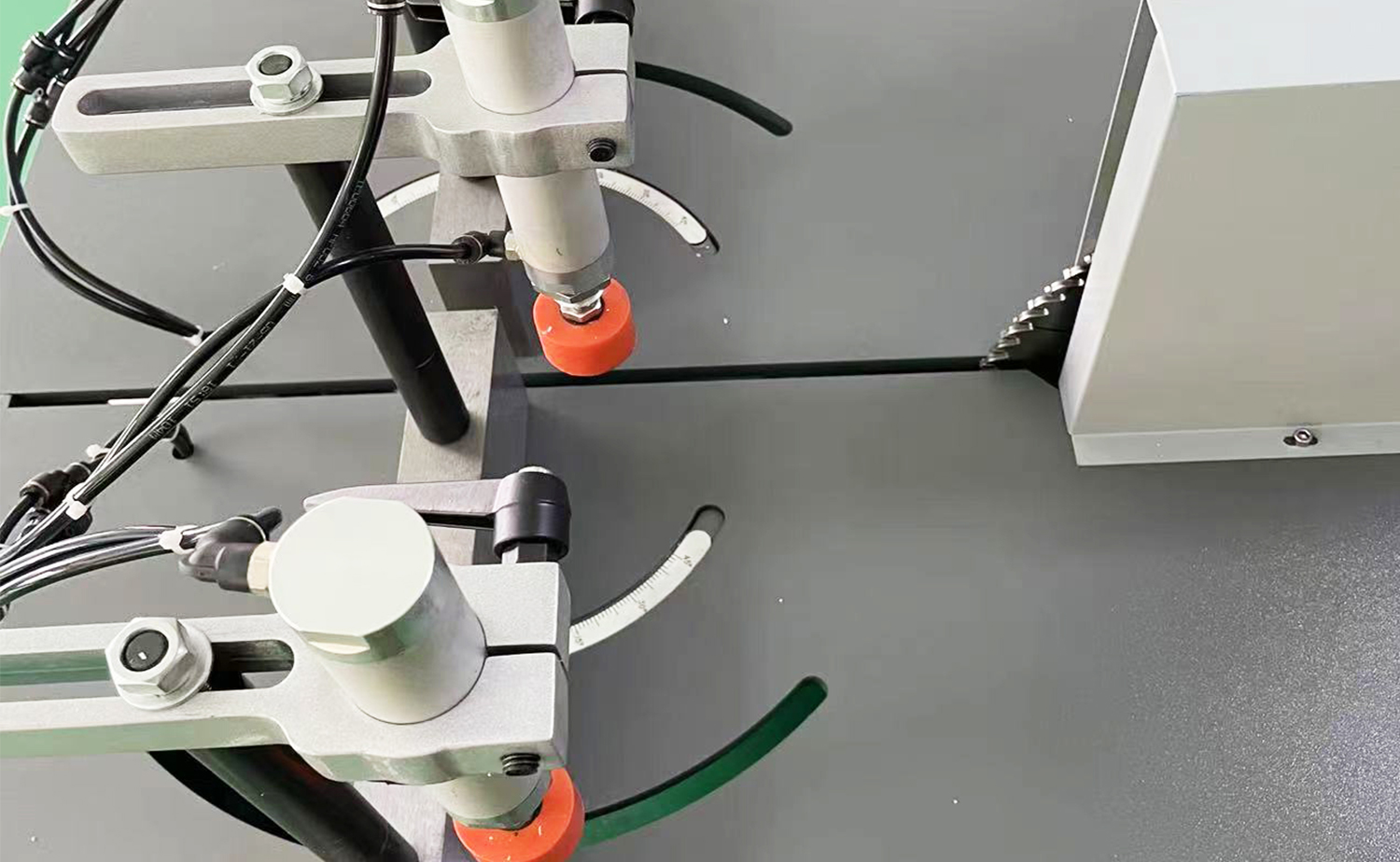 ES550 Poloautomatický rezací stroj na hliník pre veľké profily a rúry