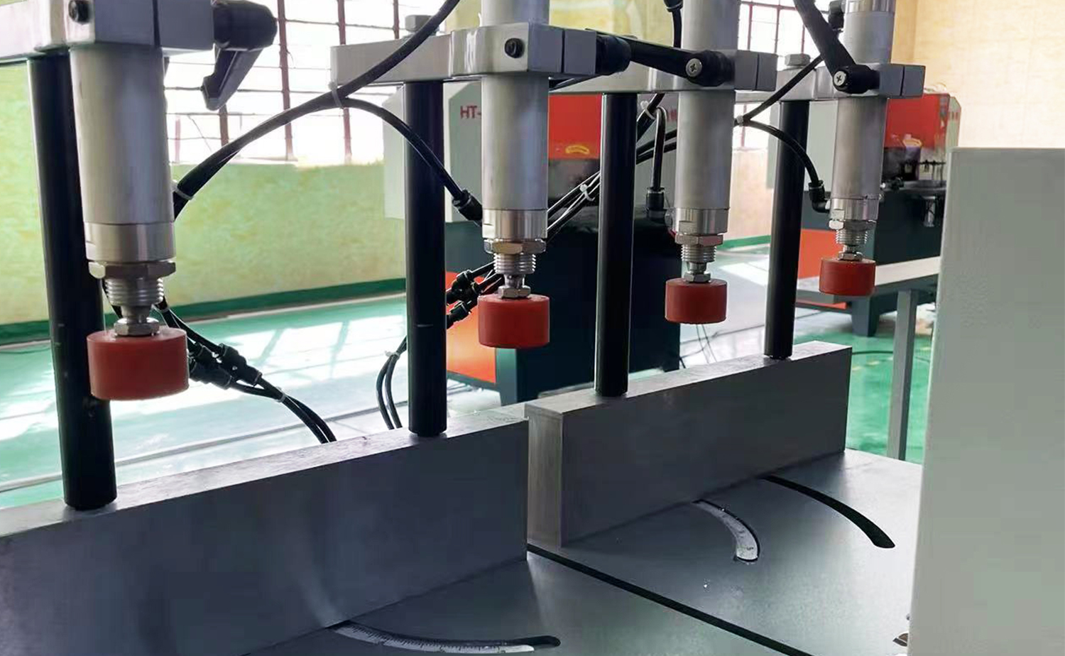 ES550 Poloautomatický rezací stroj na hliník pre veľké profily a rúry